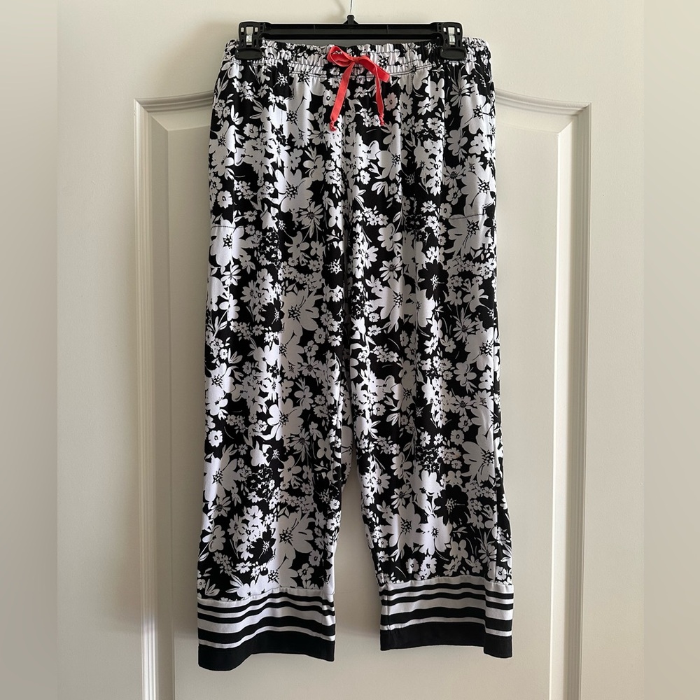 Floral Black and White Pajama Pants with Drawstring
Black matching top